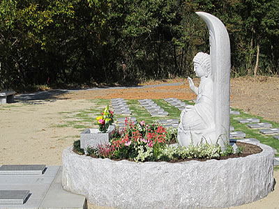 伊賀の里自然墓苑個別墓型、合祀墓